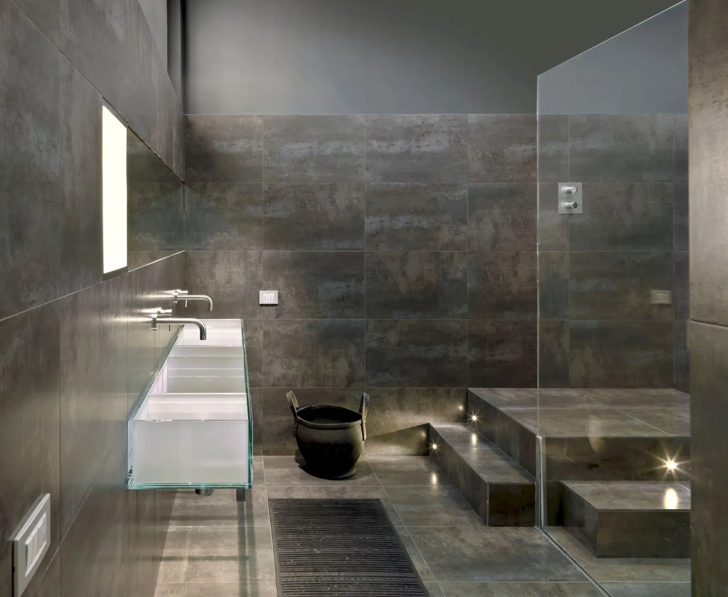 Modernes und schickes Badezimmer im dunklen Design